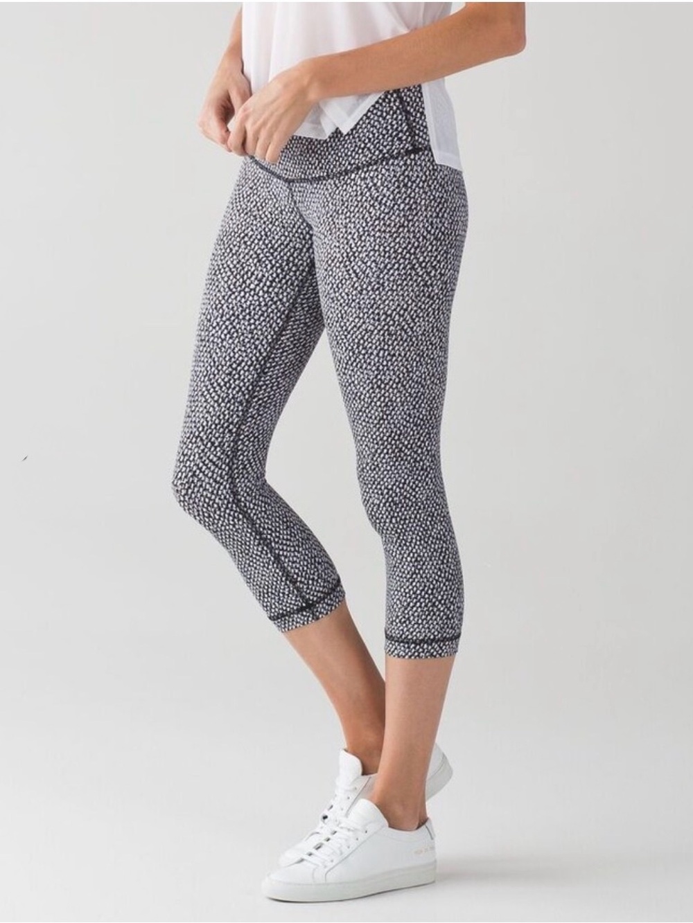 Lululemon Wunder Under Crop Leggings, Scatter Star Arctic Grey Black, size 6